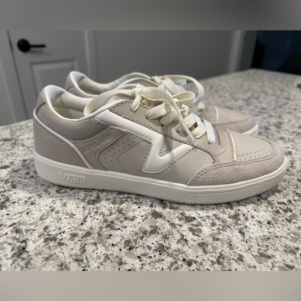 *Never worn* Vans Serio LOWLAND Comfy Cush ….  7.0 Men = 8.5 Women